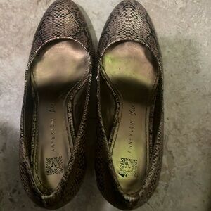 Snake skin pattern leather pumps